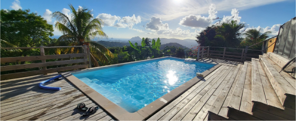 ACCUEIL 17 autour de la piscine